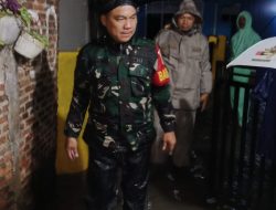 Babinsa Koptu Maradona dari Koramil 410-04/TKT Bantu warga Hadapi Banjir