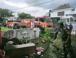 Cepat Tanggap Babinsa bersama  Warga Padamkan Kebakaran Rumah di Pramuka Garden Residen