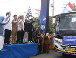 Pimpinan DPRD Provinsi Lampun Maulidah Zauroh, M.A.Pd. dan Anggota Komisi V DPRD Provinsi Lampung Deni Wibowo, S.E. menghadiri Pelepasan dan Pemberangkatan Transmigrasi Daerah Asal 2025 (Provinsi Lampung, Banten dan DKI Jakarta)