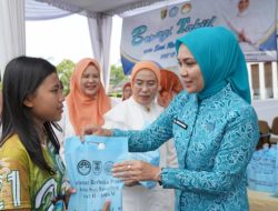Ramadan Penuh Kepedulian, Berbagi Takjil di Depan Mahan Agung