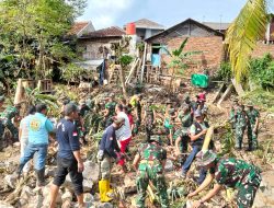 Sigap Tanggap Bencana, Babinsa Garuntang Pimpin Gerebek Sungai Pasca Banjir Bandar Lampung