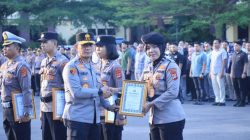 Kapolda Lampung Berikan Penghargaan kepada Personel Berprestasi