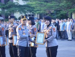 Kapolda Lampung Berikan Penghargaan kepada Personel Berprestasi