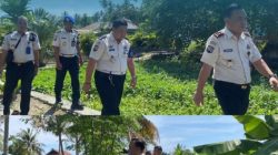 *KALAPAS AMPANA TINJAU PROGRAM KETAHANAN PANGAN, WUJUDKAN PEMBINAAN MANDIRI DAN PRODUKTIF BAGI WARGA BINAAN*  Ampana-Lembaga Pemasyarakatan Kelas IIB Ampana kembali menunjukkan komitmennya dalam mendukung program ketahanan pangan nasional melalui kegiatan peninjauan langsung area pertanian produktif di lingkungan Lapas. Kepala Lapas Ampana, Febriansyah, didampingi jajaran pejabat struktural, turun langsung memantau perkembangan program ketahanan pangan sebagai bentuk pengawasan sekaligus dukungan terhadap pembinaan kemandirian warga binaan. Kegiatan tersebut menjadi wujud nyata keseriusan jajaran Lapas Ampana dalam menghadirkan program pembinaan yang tidak hanya bersifat administratif, namun juga produktif, edukatif, dan berdampak positif bagi warga binaan maupun lingkungan sekitar.  Peninjauan dilakukan di area lahan pertanian yang berada di belakang rumah dinas Kalapas serta lahan pinjam pakai di belakang area Lapas Ampana. Di atas lahan tersebut tumbuh berbagai tanaman sayuran seperti kangkung, sawi, dan kacang panjang yang dikelola secara berkelanjutan. Hamparan tanaman hijau yang tumbuh subur menjadi gambaran keberhasilan pemanfaatan lahan tidur menjadi lahan produktif yang bernilai manfaat. Program ini tidak hanya memperindah lingkungan lapas, tetapi juga menjadi simbol semangat pembinaan dan pemberdayaan yang terus dikembangkan oleh Lapas Ampana secara konsisten.  Dalam kegiatan tersebut, Kalapas bersama jajaran meninjau secara langsung kondisi tanaman, proses pengolahan lahan, perawatan tanaman, hingga perkembangan hasil pertanian yang dijalankan bersama warga binaan. Peninjauan ini sekaligus menjadi sarana monitoring dan evaluasi guna memastikan seluruh program berjalan optimal, tepat sasaran, dan memberikan hasil nyata. Selain sebagai bentuk pengawasan, kegiatan ini juga memperlihatkan keterlibatan aktif pimpinan dalam mendukung program pembinaan yang berorientasi pada peningkatan keterampilan, produktivitas, dan pembentukan karakter warga binaan agar lebih siap kembali ke tengah masyarakat.  Program ketahanan pangan yang dilaksanakan Lapas Ampana merupakan implementasi nyata dari 15 Program Akselerasi Menteri Imigrasi dan Pemasyarakatan, khususnya pada poin ke-8 tentang “Kemandirian pangan melalui program pertanian, perikanan, dan peternakan di Lapas dan Rutan dengan memanfaatkan lahan-lahan tidur (idle).” Melalui pemanfaatan lahan yang sebelumnya belum produktif, Lapas Ampana berhasil menghadirkan kegiatan pembinaan yang bernilai strategis, tidak hanya untuk mendukung ketahanan pangan nasional tetapi juga untuk menciptakan lingkungan pemasyarakatan yang produktif, mandiri, dan berkelanjutan. Langkah ini menjadi bukti nyata bahwa lapas mampu bertransformasi menjadi tempat pembinaan yang memberikan manfaat serta peluang perubahan bagi warga binaan.  Pada kesempatan tersebut, Kepala Lapas Ampana, Febriansyah, menyampaikan bahwa program ketahanan pangan bukan hanya sekadar mendukung program pemerintah, namun juga menjadi sarana pembinaan keterampilan dan pembentukan mental kerja bagi warga binaan. Menurutnya, keterlibatan warga binaan dalam kegiatan pertanian merupakan bagian penting dalam proses pembinaan agar mereka memiliki kemampuan dan pengalaman kerja yang dapat dimanfaatkan setelah selesai menjalani masa pidana.     “Melalui kegiatan ini, warga binaan diberikan kesempatan untuk belajar dan terlibat langsung dalam kegiatan pertanian. Harapannya, ketika mereka kembali ke tengah masyarakat nantinya, mereka telah memiliki bekal keterampilan dan kemampuan untuk memulai kehidupan yang lebih baik, mandiri, serta mampu diterima kembali oleh lingkungan sosialnya,” ungkap Kalapas.     Pernyataan tersebut menegaskan bahwa program ketahanan pangan tidak hanya berorientasi pada hasil produksi semata, melainkan juga menjadi media pembinaan yang humanis dan berkelanjutan dalam menciptakan warga binaan yang lebih siap menghadapi kehidupan setelah bebas.  Lebih lanjut, hasil dari program ketahanan pangan tersebut turut dimanfaatkan untuk mendukung kebutuhan dapur Lapas Ampana melalui kerja sama dengan pihak penyedia jasa pengadaan bahan makanan. Pemanfaatan hasil pertanian ini diharapkan mampu memberikan kontribusi positif dalam mendukung pemenuhan kebutuhan pangan di lingkungan lapas secara berkesinambungan. Selain itu, program ini juga memiliki nilai ekonomis yang dapat membantu meningkatkan kesejahteraan pegawai serta mendukung pemenuhan kewajiban Penerimaan Negara Bukan Pajak (PNBP). Dengan demikian, program ketahanan pangan tidak hanya berdampak pada aspek pembinaan, namun juga memberikan manfaat nyata dari sisi efisiensi dan pemberdayaan ekonomi.  Seluruh rangkaian kegiatan peninjauan lahan dan monitoring program ketahanan pangan berjalan dengan baik, aman, tertib, dan lancar. Kegiatan ini menunjukkan adanya sinergi dan semangat kebersamaan yang kuat antarpegawai dalam mendukung keberhasilan program pembinaan berbasis produktivitas di lingkungan Lapas Ampana. Melalui komitmen bersama, program ketahanan pangan diharapkan dapat terus berkembang menjadi salah satu program unggulan yang mampu menciptakan warga binaan yang mandiri, terampil, dan produktif serta mendukung terciptanya pemasyarakatan yang lebih bermanfaat bagi masyarakat.  Sementara itu, Kepala Kantor Wilayah Direktorat Jenderal Pemasyarakatan Sulawesi Tengah, Bagus Kurniawan, turut menyampaikan apresiasi dan dukungannya terhadap langkah positif yang dilakukan Lapas Ampana dalam mengembangkan program ketahanan pangan.  Menurutnya, kegiatan tersebut merupakan bentuk nyata inovasi dan komitmen jajaran pemasyarakatan dalam mendukung program pemerintah sekaligus menciptakan pembinaan yang produktif dan berdampak langsung bagi warga binaan maupun lingkungan sekitar.  “Program seperti ini harus terus dikembangkan karena memberikan manfaat besar, baik dalam mendukung ketahanan pangan maupun membentuk warga binaan yang lebih mandiri dan produktif,” ujarnya.  Dengan adanya program ini, Lapas Ampana berharap dapat terus menghadirkan pembinaan yang humanis, produktif, dan berkelanjutan, sekaligus menjadi bukti bahwa pemasyarakatan tidak hanya berfokus pada pembinaan keamanan, tetapi juga pada pemberdayaan dan pengembangan keterampilan untuk masa depan warga binaan yang lebih baik.  #Agusandrianto #Baguskurniawan #kemenimipas #guardandguide #ditjenpas #BergerakBerdampak #SetahunBerdampak #imipassetahunbergerakberdampak #pemasyarakatansulteng #HariBaktiPemasyarakatan62 #PemasyarakatanKerjaNyataPelayananPrima.