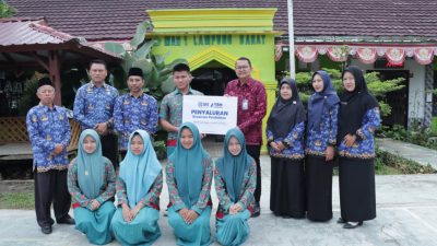 BRI BO Liwa melalui YBM BRILiaN Serahkan Beasiswa kepada 17 Siswa di Lampung Barat dan Pesisir Barat
