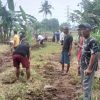 Tanpa Bantuan, Puluhan Warga Inisiatif Buka Akses Jalan Baru