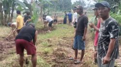 Tanpa Bantuan, Puluhan Warga Inisiatif Buka Akses Jalan Baru