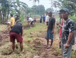 Tanpa Bantuan, Puluhan Warga Inisiatif Buka Akses Jalan Baru