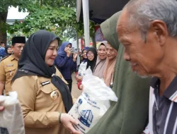 Wali Kota Bandar Lampung Salurkan Bantuan Beras kepada Puluhan Ribu KPM