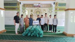 BRI Kanca Metro Bersama YBM BRILiaN Salurkan 18 Gulung Karpet Sajadah untuk Masjid Nur Hidayah