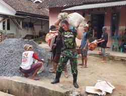 Babinsa Ikut Angkat Matrial serta Pastikan Keselamatan Kerja