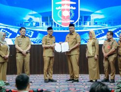 Gubernur Rahmat Mirzani Djausal Serahkan SK Mendagri tentang Pengangkatan I Komang Koheri sebagai Plt. Bupati Lampung Tengah Masa Jabatan 2025-2030