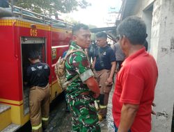 Sertu Frendi Nijardo, Babinsa Koramil 410-06/Kedaton Bantu BPBD Padam Kan Ke bakaran diJalan Teuku Umar