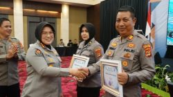 Apresiasi Kinerja Jajaran, Kabid Humas Polda Lampung Serahkan Penghargaan Kehumasan Terbaik di Rakernis 2026