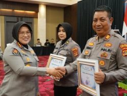 Apresiasi Kinerja Jajaran, Kabid Humas Polda Lampung Serahkan Penghargaan Kehumasan Terbaik di Rakernis 2026