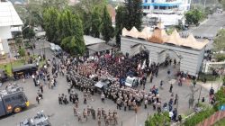 Brimob Lampung Amankan Aksi Unjuk Rasa Aliansi Lampung Tarik Mandat Di Kantor DPRD Provinsi Lampung Berlangsung Aman