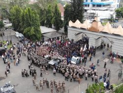 Brimob Lampung Amankan Aksi Unjuk Rasa Aliansi Lampung Tarik Mandat Di Kantor DPRD Provinsi Lampung Berlangsung Aman