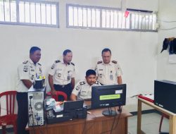 TINGKATKAN TERTIB ADMINISTRASI BERBASIS DIGITAL, KALAPAS AMPANA TINJAU LANGSUNG PEMUTAKHIRAN DATA WBP MELALUI APLIKASI SDP