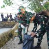 Prajurit Korem 043/Gatam Dukung Penuh Gerakan Raden Inten ASRI, Bersihkan Pantai Pasir Putih