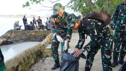 Prajurit Korem 043/Gatam Dukung Penuh Gerakan Raden Inten ASRI, Bersihkan Pantai Pasir Putih