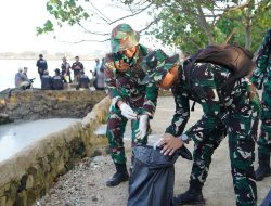 Prajurit Korem 043/Gatam Dukung Penuh Gerakan Raden Inten ASRI, Bersihkan Pantai Pasir Putih