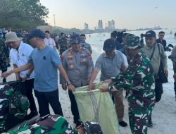 Polda Lampung Turun Bersihkan Pantai dan Laut, Gerakan Radin Inten Asri Gaungkan Kepedulian Lingkungan