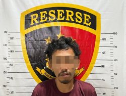 Spesialis Pencuri Modem WiFi di Bandar Lampung Ditangkap, Ngaku Sudah Beraksi 15 Kali  Bandar Lampung – Aksi seorang pria yang diduga spesialis pencurian modem WiFi di Kota Bandar Lampung akhirnya terhenti. Jajaran Polsek Labuhan Ratu mengamankan M.A.R. (29) saat patroli rutin di Jalan Bumi Manti, Gang Zakaria, Kelurahan Kampung Baru, Kecamatan Labuhan Ratu, Sabtu (11/7/2026).  Kapolsek Labuhan Ratu, AKP Ono Karyono, mengatakan pelaku diamankan setelah diduga mencabut dan membawa kabur modem WiFi yang terpasang di depan rumah kos milik warga. Saat anggota patroli melintas, pelaku telah diamankan oleh warga, kemudian langsung dibawa ke Mapolsek Labuhan Ratu beserta barang bukti untuk menjalani proses hukum.  “Dari tangan pelaku kami mengamankan tiga unit modem WiFi, dua kabel adaptor, serta satu unit sepeda motor Honda Scoopy yang diduga digunakan sebagai sarana melakukan aksi pencurian,” kata AKP Ono Karyono, Selasa (14/7/2026).  Hasil pemeriksaan sementara mengungkap pelaku bukan baru sekali beraksi. Kepada penyidik, M.A.R. mengaku telah melakukan pencurian modem WiFi sebanyak 15 kali. Aksi tersebut tidak hanya dilakukan di wilayah Kecamatan Labuhan Ratu, tetapi juga di sejumlah lokasi di Kecamatan Tanjung Seneng serta beberapa wilayah lain di Kota Bandar Lampung.  “Pengakuan pelaku masih terus kami dalami. Penyidik sedang melakukan pengembangan untuk memastikan seluruh lokasi kejadian, mengidentifikasi korban lainnya, serta mengumpulkan alat bukti tambahan,” ujar AKP Ono.  Pelaku juga mengaku menjual modem hasil curiannya dengan harga bervariasi, mulai dari Rp80 ribu hingga Rp100 ribu per unit. Sementara itu, terkait motif pelaku melakukan aksi pencurian tersebut, polisi masih melakukan pendalaman melalui pemeriksaan intensif.  Kapolsek menegaskan, pihaknya akan terus meningkatkan patroli preventif guna menekan angka kriminalitas sekaligus mengimbau masyarakat agar lebih waspada terhadap barang-barang yang dipasang di area terbuka dan segera melapor apabila menemukan aktivitas mencurigakan. Saat ini, penyidikan masih terus dikembangkan untuk mengungkap kemungkinan adanya korban maupun lokasi kejadian lain yang belum terdata.
