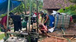 Wujudkan Rumah Sehat, Satgas TMMD Kolonel Arm Roni Hermawan Bedah Rumah Bapak Hendi dan Bapak Hasanudin