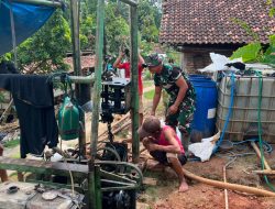 Wujudkan Rumah Sehat, Satgas TMMD Kolonel Arm Roni Hermawan Bedah Rumah Bapak Hendi dan Bapak Hasanudin