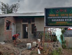 Sentuhan Keperdulian Satgas TMMD ke-129 Kodim 0410/KBL, Bedah Rumah Ibu Nurhayati di kelurahan Pinang jaya