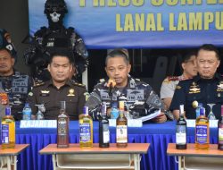TIM SATGAS BKO PANGKALAN TNI AL LAMPUNG GAGALKAN PEREDARAN RIBUAN LITER MINUMAN KERAS ILEGAL DI PELABUHAN BAKAUHENI