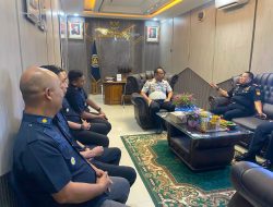 Takjub dengan Kreativitas Warga Binaan, Kepala Bea Cukai Bandar Lampung Pesan Miniatur Kapal Patroli
