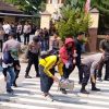 Aksi Unjuk Rasa di Mapolda Lampung Berlangsung Kondusif, Polisi Bersihkan Sampah Massa