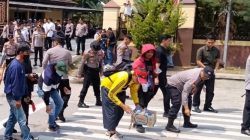 Aksi Unjuk Rasa di Mapolda Lampung Berlangsung Kondusif, Polisi Bersihkan Sampah Massa