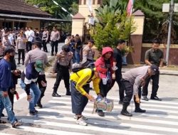 Aksi Unjuk Rasa di Mapolda Lampung Berlangsung Kondusif, Polisi Bersihkan Sampah Massa