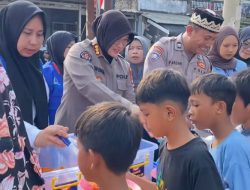 Jumat Berkah, Personel Polda Lampung Bagikan 140 Porsi Makanan Gratis untuk Warga