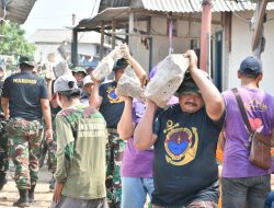 PRAJURIT YONIF 7 MAR HADIR DI TENGAH MASYARAKAT BERSAMA RELAWAN PT. ASIA MAKMUR WUJUDKAN RUMAH LAYAK HUNI