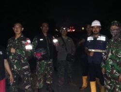 Personel Koramil 421-06/Natar Kodim LS membantu memadamkan Api di Jalur Tol Di wilayah Natar Lamsel.