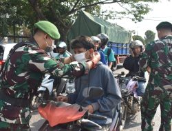 Antisipasi Abu Vulkanik Anak Krakatau, Korem 043/Gatam Bagikan Masker dan Bersihkan Sekolah di Metro