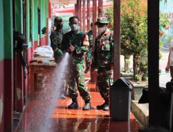 Pembersihan Abu Vulkanik di SDN 8 Gedong Air, Babinsa Kodim 0410/KBL Kerahkan Mobil Damkar