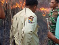 Babinsa Sabah Balau Bersama K3 dan Warga Padamkan Titik Api Kebakaran Di Lahan ITERA‎.