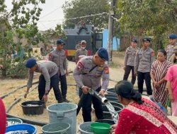 Wujud Kepedulian, Satuan Brimob Polda Lampung Salurkan 12.000 Liter Air Bersih di Jati Agung