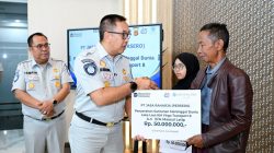 Jasa Raharja Serahkan Santunan kepada Dua Ahli Waris Korban KM Virgo Transport 8 di Jawa Barat