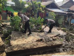 Satuan Brimob Polda Lampung Turun Tangan Bantu Warga Pasca Banjir di Tanggamus