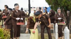 Peringati Hari Lahir Kejaksaan ke-81, Kajati Lampung Pimpin Ziarah dan Penghormatan di Taman Makam Pahlawan