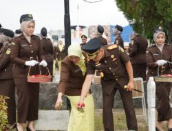 Peringati Hari Lahir Kejaksaan ke-81, Kajati Lampung Pimpin Ziarah dan Penghormatan di Taman Makam Pahlawan