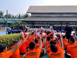 RUTAN MENGGALA BAGIKAN PERALATAN MANDI DAN PAKAIAN, SEKALIGUS SOSIALISASIKAN BANK SAMPAH KEPADA WARGA BINAAN