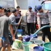 Satuan Brimob Polda Lampung Distribusikan Bantuan Air Bersih untuk Masyarakat