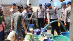 Satuan Brimob Polda Lampung Distribusikan Bantuan Air Bersih untuk Masyarakat