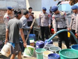 Satuan Brimob Polda Lampung Distribusikan Bantuan Air Bersih untuk Masyarakat